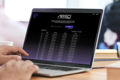 Free Person Working on Laptop Website Mockup copie
