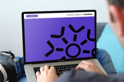 Free Realistic Person Working on MacBook Pro Mockup copie